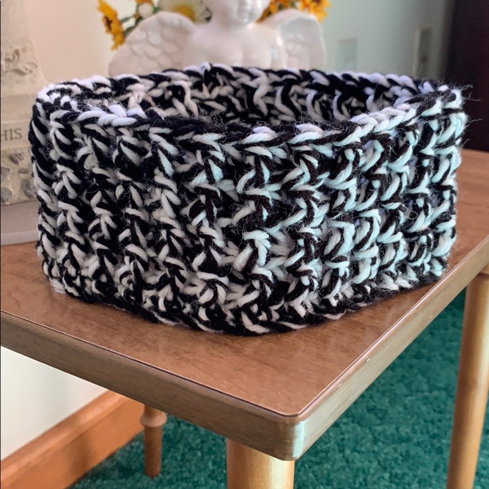 Crotcheted headband- black and white stitch